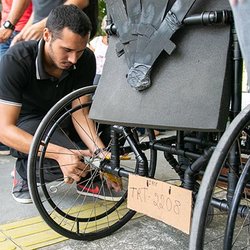 #10256 Alunos produzem cadeiras de rodas em disciplina