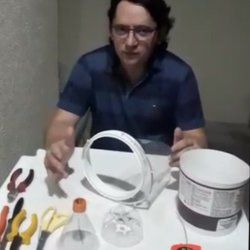 #10865 Docente ensina a fazer protetor facial com material reciclável