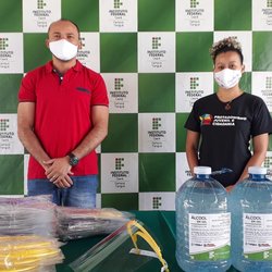 #11224 IFCE Tianguá realiza doação de álcool em gel e máscaras Face Shield