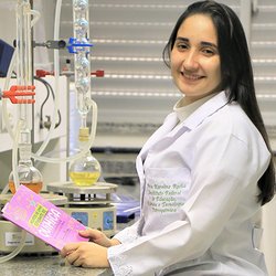 #18249 Aluna de Química aborda vivência acadêmica em livro