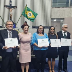 #18392 Professora surda é homenageada na Assembléia Legislativa