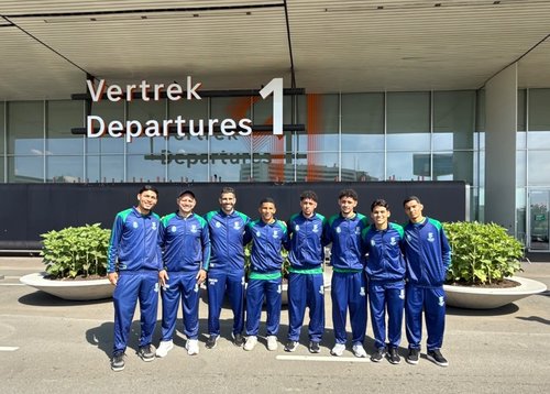 Time de futsal do IFCE em conexão em Amsterdã rumo à China (Foto: Defe)