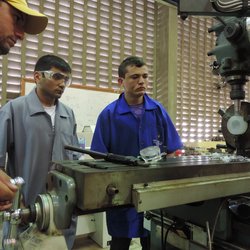 #2162 Cedro: alunos montam equipamento para academia