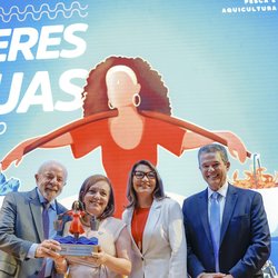 Professora do IFCE recebe Prêmio Mulheres das Águas das mãos do presidente Lula
