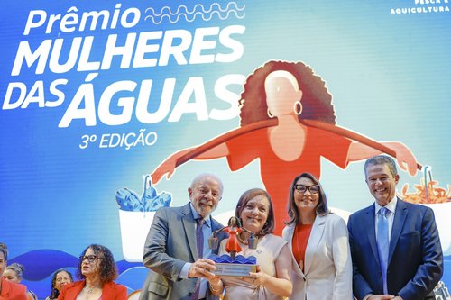 Professora do IFCE recebe Prêmio Mulheres das Águas das mãos do presidente Lula (Foto: Ricardo Stuckert/PR)