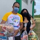 #7303 Alunos recebem alimentos da merenda escolar
