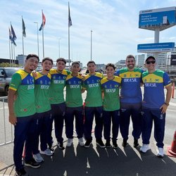 Time de futsal do IFCE em conexão em Amsterdã rumo à China (Foto: Defe)