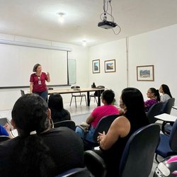 A coordenadora do Mulheres Mil em Quxiadá, Lucicléia Cavalcante, apresenta o curso para as novas estudantes