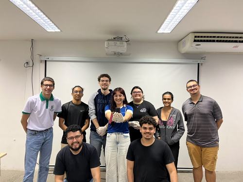 Da esquerda para direita, os estudantes do IFCE Miguel Wolney, Murilo Oliveira, Mário, Viviane dos Santos, Larissa Maria, Mariana Almeida. Agachados: Kevin Romão (instrutor da AEB) e Kauan Ponte.