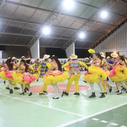 Apresentação de quadrilha junina na quadra poliesportiva do campus ocorrida em 2025