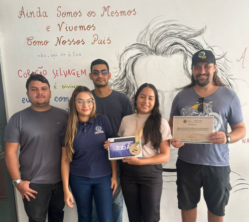 Autores e orientador (esquerda para direita): alunos João Victor, Camila Silva, Alysson Matos, Vivian Lima e professor William Alves.
