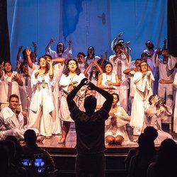 Grupo artístico durante apresentação da Bienal de Artes do IFCE em 2023