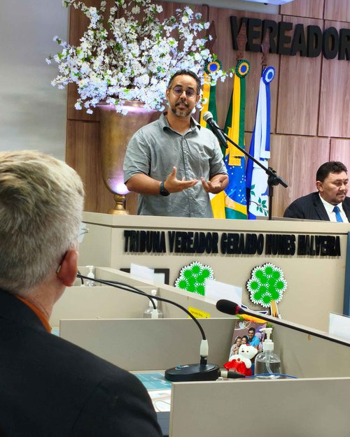 Diretor-geral do campus Tabuleiro do Norte ocupa a tribuna da Câmara para destacar a primeira colação de grau dos cursos superiores. (Foto: Marcelo Andrade)