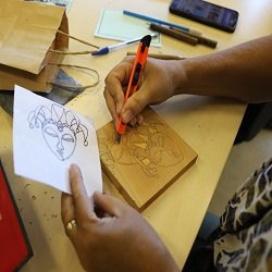 Curso de Xilogravura (Foto: Maria Dias)