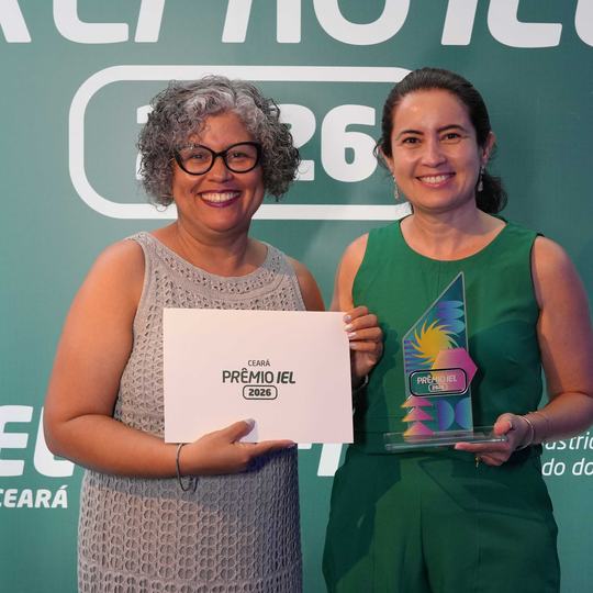 Ana Cláudia Uchoa e Flávia Plutarco representaram o IFCE no recebimento do prêmio (Foto: Marcelo Andrade/IFCE).