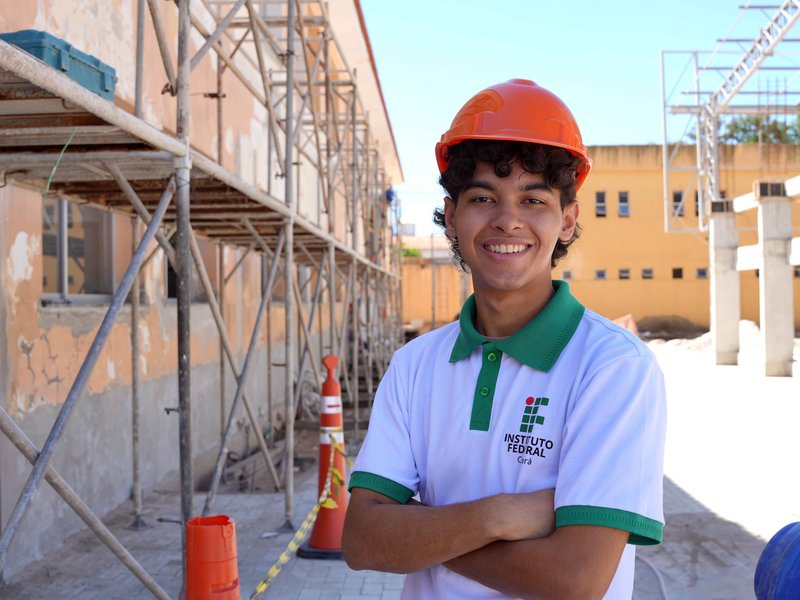 Egresso do técnico em Edificações, Carlos Lucas está cursando a graduação no campus Fortaleza (Foto: Filiphe Sá/IFCE)
