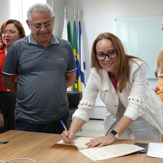 IFCE e FNDE firmam termos para oferta de curso nacional de qualificação (Foto: Marcelo Andrade/IFCE)