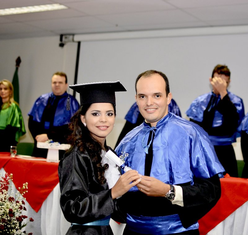 Camila na colação de grau do curso de Física.