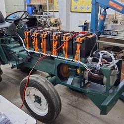 "Trator elétrico de pequeno porte para aplicação na agricultura familiar", liderado pelo professor Rodnei Régis