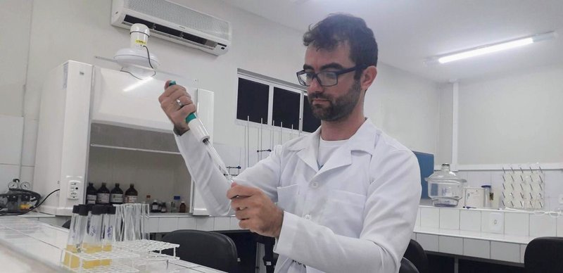 Edmo no laboratório