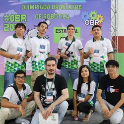 Gleici Evelyn (agachada) posa ao lado do professor Igor Lima Rodrigues e equipe, na Olimpíada Brasileira de Robótica 2023