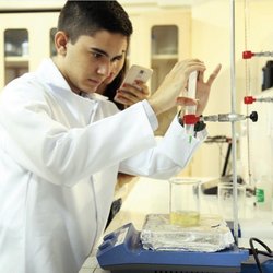 Estudante durante experimento realizado no laboratório de Química Analítca do campus de Quixadá