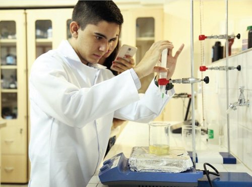 Estudante durante experimento realizado no laboratório de Química Analítca do campus de Quixadá