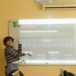 Estudante em momento de apresentação de site