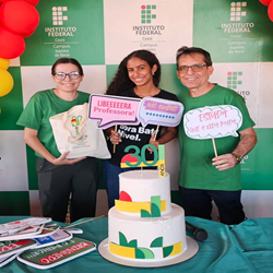 Estudantes comemoram o aniversário (Foto: Marcos Barros)