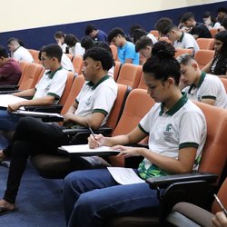 Estudantes fazendo prova no auditório - campus canindé