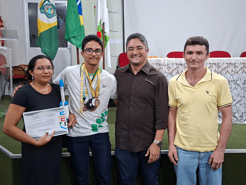 José Alisson e família, com o diretor-geral do campus