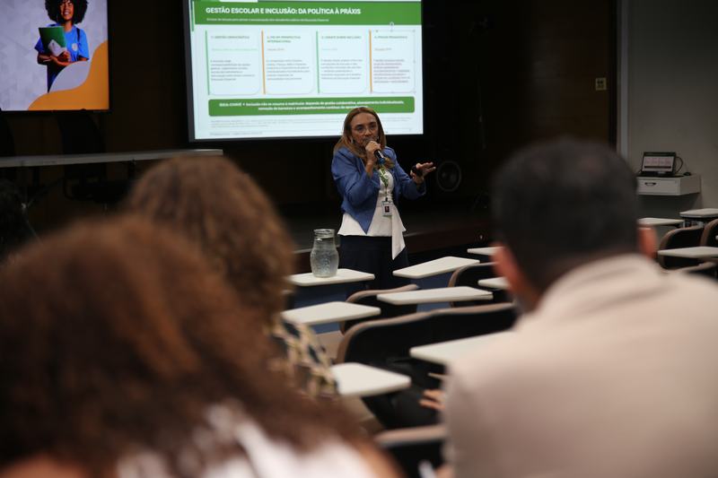 Pedagoga Brasilina Saldanha fala durante a Formação Técnico-Pedagógica (Foto: Eugênio Pacelli/IFCE)