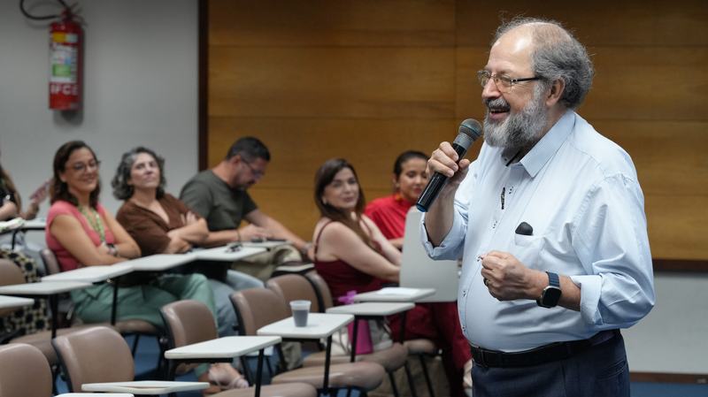 Professor Celso Vasconcellos fala sobre a CTP ser mediadora do trabalho pedagógico (Foto: Filiphe Sá/IFCE)