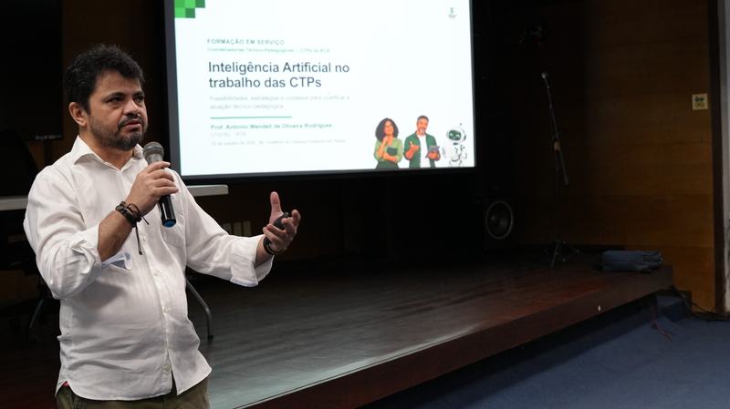 Professor Wendell Rodrigues fala sobre o uso da Inteligência Artificial na rotina pedagógica (Foto: Filiphe Sá/IFCE)