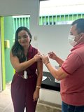 Professora Ana Karine recebe a vacina, incentivando a participação de todos.