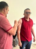 Técnico Maurício aplica a dose no servidor Fábio Íris (coordenador de almoxarifado e patrimônio).