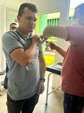 Servidor Miquéias recebe a dose da vacina contra a gripe.