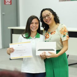Tabuleiro do Norte - Estudante recebendo premiação de tablet