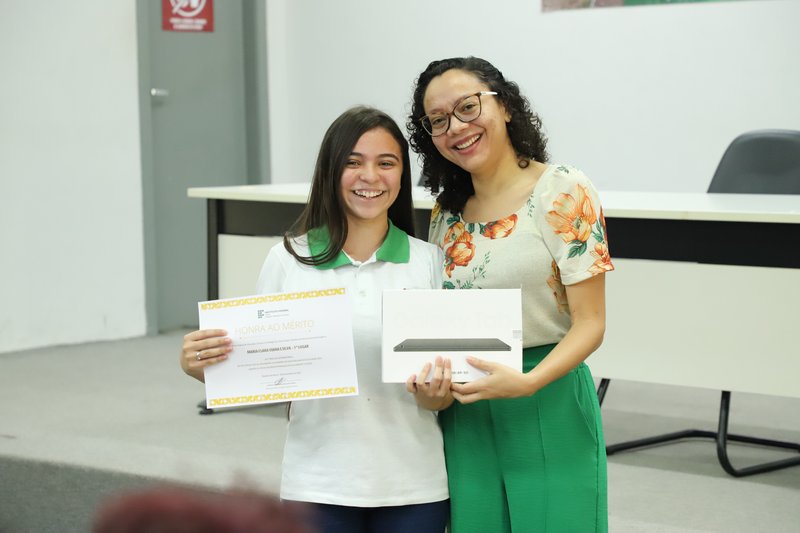 Tabuleiro do Norte - Estudante recebendo premiação de tablet