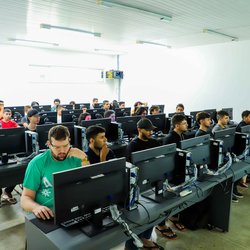 Notícia - Alunos em laboratório de informática