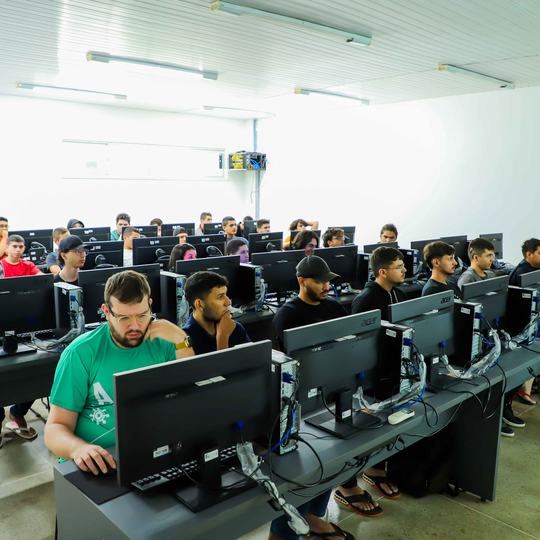 Notícia - Alunos em laboratório de informática