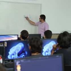 Professor em aula no laboratório de informática