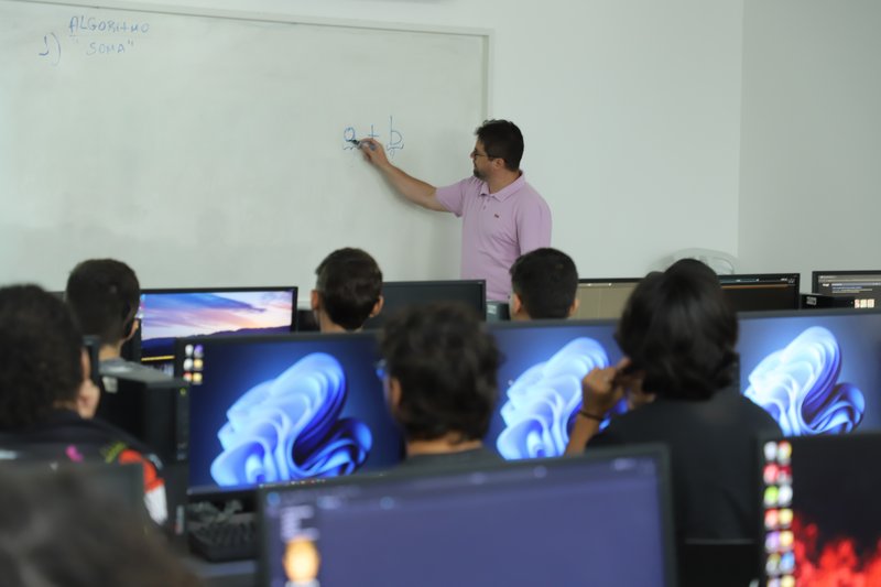 Professor em aula no laboratório de informática