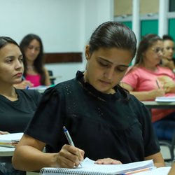 Estudante de Administração em sala de aula