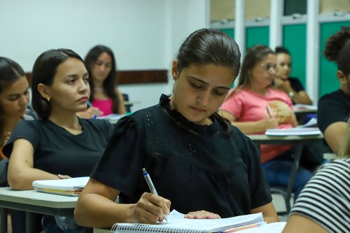 Estudante de Administração em sala de aula