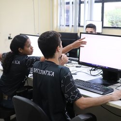 Alunos de Matemática no laboratório