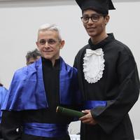 Concludente do curso de Física, 2026.2, recebe o diploma simbólico do chefe do Departamento de Ensino, Ademir Lopes. Foto: Thyffany Soares