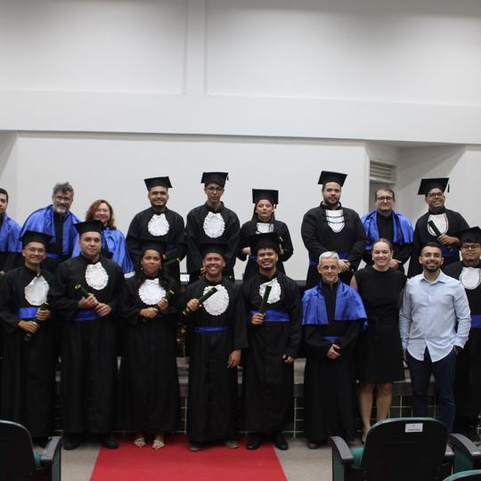 Recém-graduados em Física e Matemática se reúnem para registro oficial ao lado da mesa de autoridades e professores das licenciaturas no Campus Maranguape. Foto: Thyffany Soares