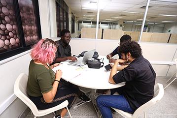 Imagem Biblioteca espaço de estudo em grupo