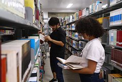 Imagem Biblioteca estantes de livros